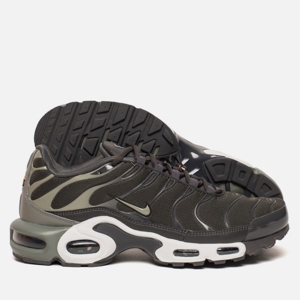 852630-300 – AirMax Plus Tuned Universe